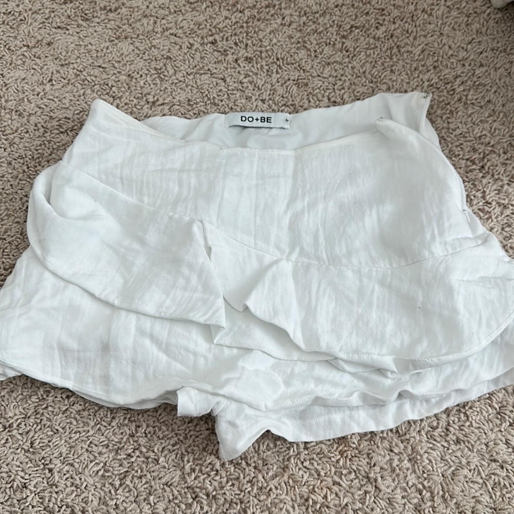 DoBe White Ruffle Skort